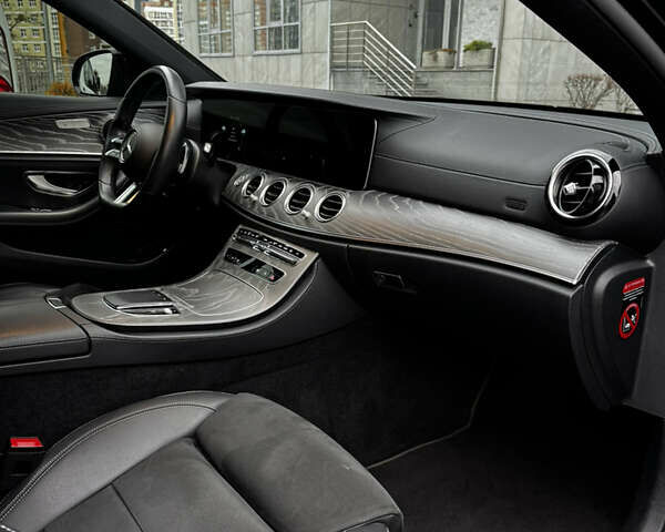 Черный Мерседес Е-Класс, объемом двигателя 2 л и пробегом 70 тыс. км за 51999 $, фото 12 на Automoto.ua