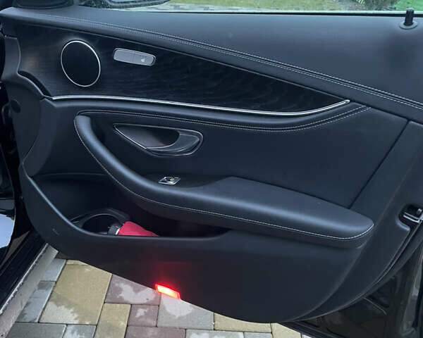 Чорний Мерседес Е-Клас, об'ємом двигуна 1.99 л та пробігом 32 тис. км за 39704 $, фото 7 на Automoto.ua