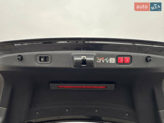 Черный Мерседес Е-Класс, объемом двигателя 2 л и пробегом 42 тыс. км за 102000 $, фото 22 на Automoto.ua