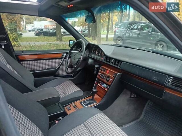 Черный Мерседес Е-Класс, объемом двигателя 2.8 л и пробегом 270 тыс. км за 4000 $, фото 13 на Automoto.ua
