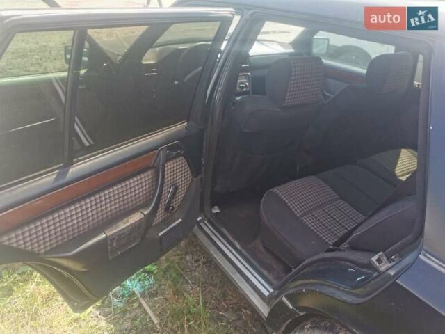 Черный Мерседес Е-Класс, объемом двигателя 2.5 л и пробегом 150 тыс. км за 2200 $, фото 2 на Automoto.ua
