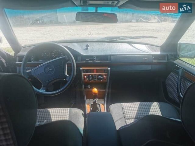 Черный Мерседес Е-Класс, объемом двигателя 2.5 л и пробегом 150 тыс. км за 2200 $, фото 1 на Automoto.ua