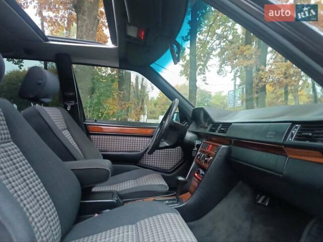Черный Мерседес Е-Класс, объемом двигателя 2.8 л и пробегом 270 тыс. км за 4000 $, фото 14 на Automoto.ua
