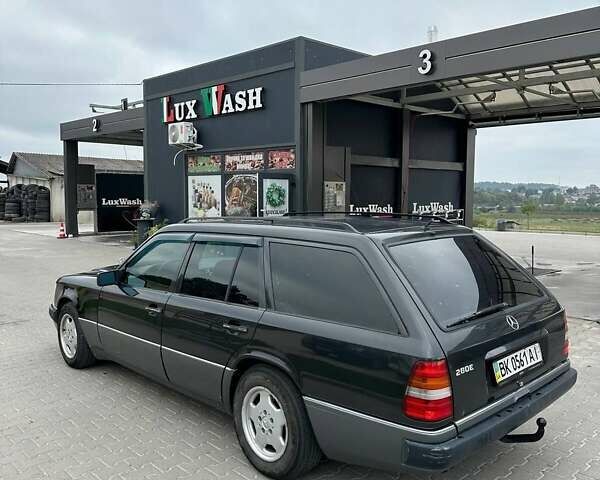 Черный Мерседес Е-Класс, объемом двигателя 2.8 л и пробегом 300 тыс. км за 1999 $, фото 3 на Automoto.ua