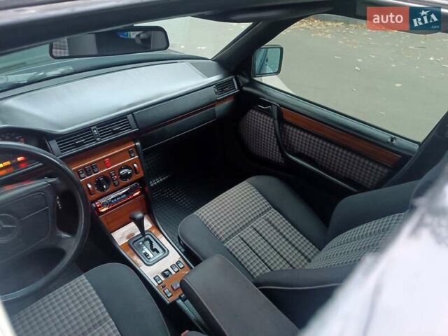 Черный Мерседес Е-Класс, объемом двигателя 2.8 л и пробегом 270 тыс. км за 4000 $, фото 9 на Automoto.ua