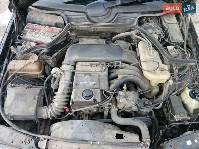 Черный Мерседес Е-Класс, объемом двигателя 2.5 л и пробегом 494 тыс. км за 3000 $, фото 39 на Automoto.ua