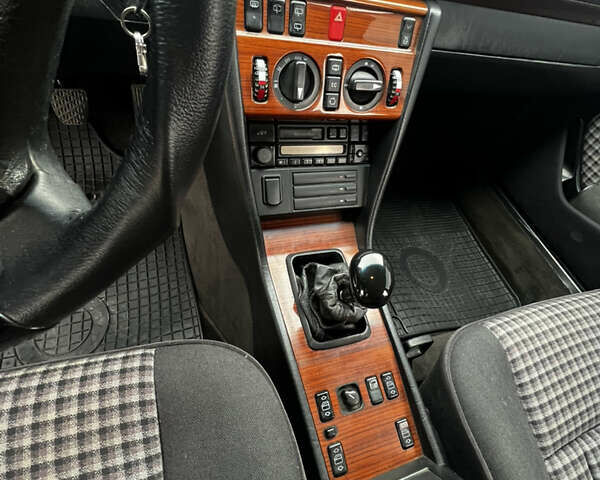 Черный Мерседес Е-Класс, объемом двигателя 2.2 л и пробегом 251 тыс. км за 7500 $, фото 19 на Automoto.ua