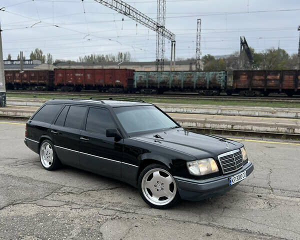 Черный Мерседес Е-Класс, объемом двигателя 2.2 л и пробегом 251 тыс. км за 7500 $, фото 1 на Automoto.ua