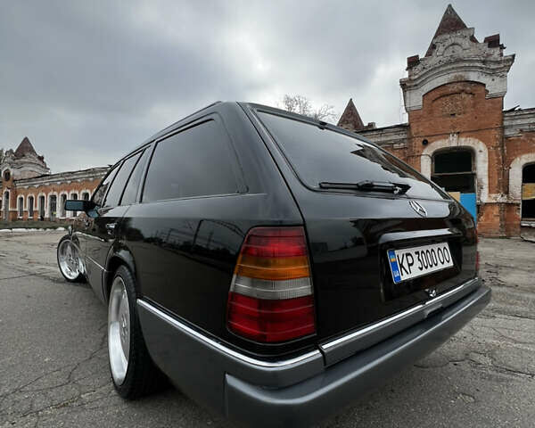 Черный Мерседес Е-Класс, объемом двигателя 2.2 л и пробегом 251 тыс. км за 7500 $, фото 15 на Automoto.ua