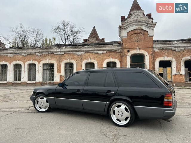 Черный Мерседес Е-Класс, объемом двигателя 2.2 л и пробегом 251 тыс. км за 7500 $, фото 4 на Automoto.ua