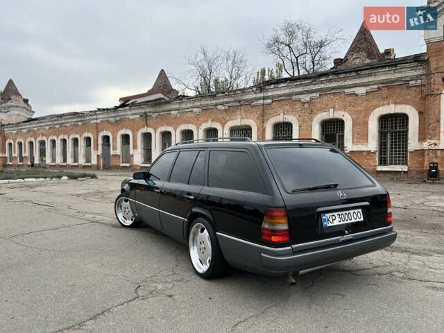 Черный Мерседес Е-Класс, объемом двигателя 2.2 л и пробегом 251 тыс. км за 7500 $, фото 5 на Automoto.ua