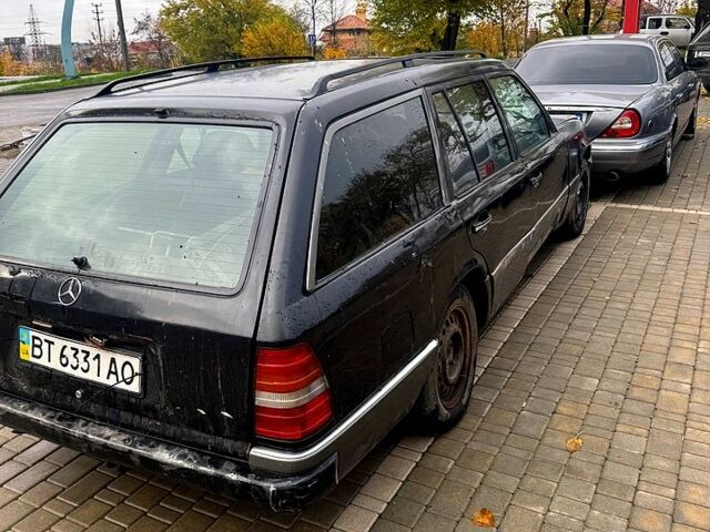 Черный Мерседес Е-Класс, объемом двигателя 2.8 л и пробегом 322 тыс. км за 1100 $, фото 1 на Automoto.ua