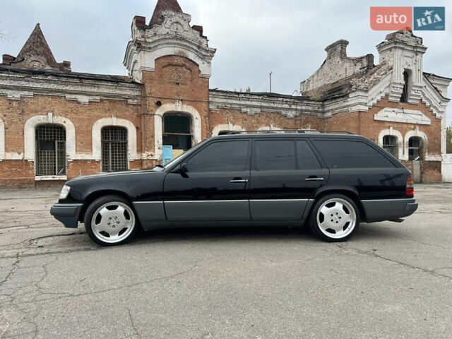 Черный Мерседес Е-Класс, объемом двигателя 2.2 л и пробегом 251 тыс. км за 7500 $, фото 3 на Automoto.ua