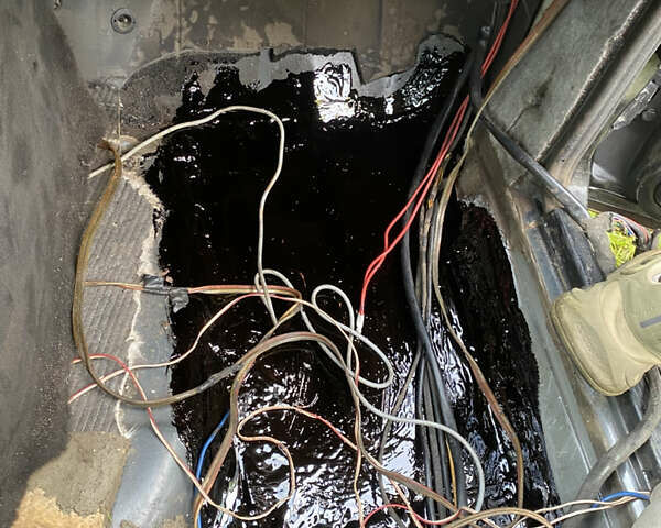 Черный Мерседес Е-Класс, объемом двигателя 2.2 л и пробегом 430 тыс. км за 2250 $, фото 5 на Automoto.ua