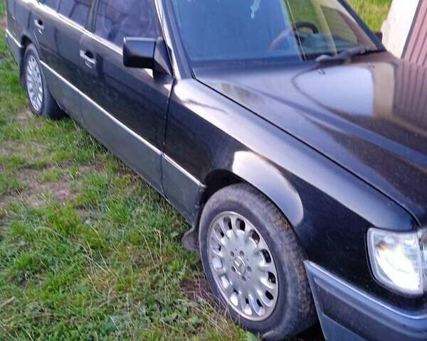 Черный Мерседес Е-Класс, объемом двигателя 2.2 л и пробегом 440 тыс. км за 2800 $, фото 7 на Automoto.ua