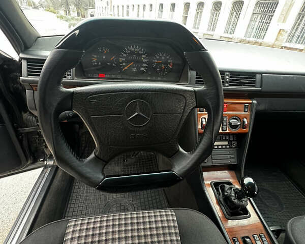 Черный Мерседес Е-Класс, объемом двигателя 2.2 л и пробегом 251 тыс. км за 7500 $, фото 18 на Automoto.ua