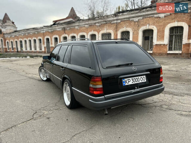 Черный Мерседес Е-Класс, объемом двигателя 2.2 л и пробегом 251 тыс. км за 7500 $, фото 6 на Automoto.ua