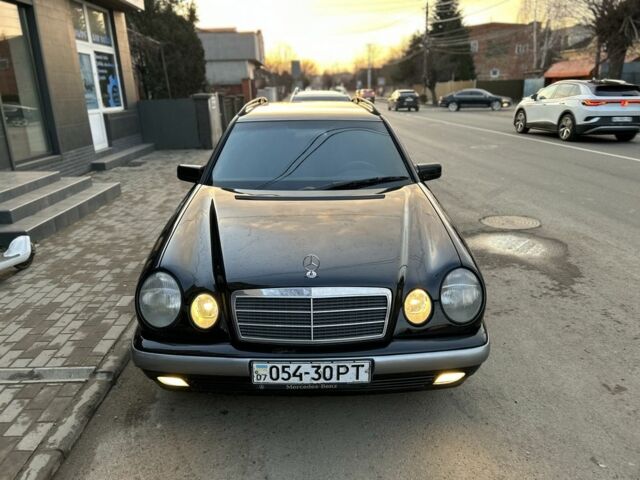 Черный Мерседес Е-Класс, объемом двигателя 2.4 л и пробегом 300 тыс. км за 3500 $, фото 7 на Automoto.ua