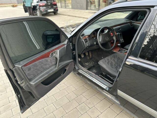 Черный Мерседес Е-Класс, объемом двигателя 2.4 л и пробегом 300 тыс. км за 3500 $, фото 6 на Automoto.ua