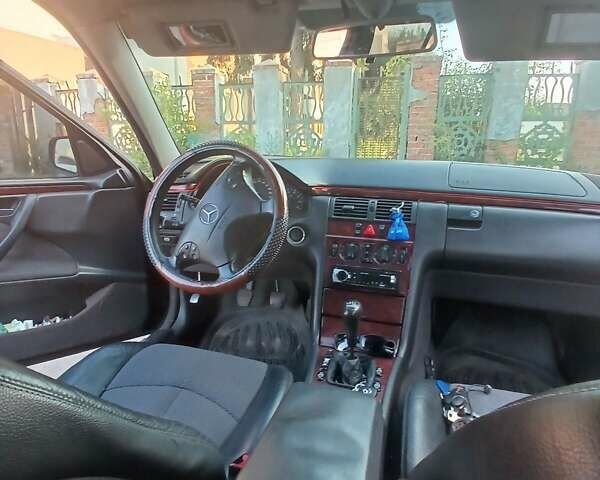 Чорний Мерседес Е-Клас, об'ємом двигуна 2 л та пробігом 450 тис. км за 2800 $, фото 3 на Automoto.ua