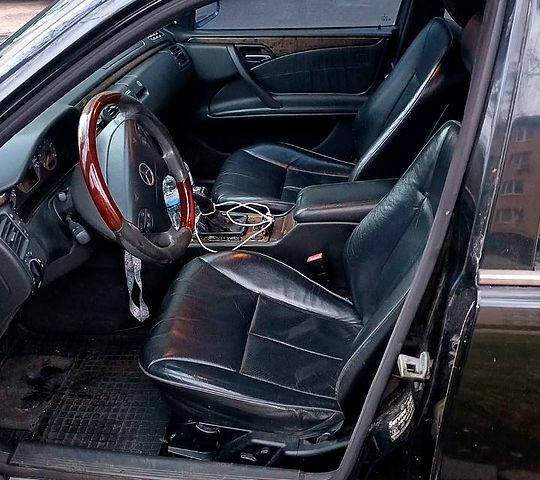 Черный Мерседес Е-Класс, объемом двигателя 2.8 л и пробегом 420 тыс. км за 3700 $, фото 2 на Automoto.ua