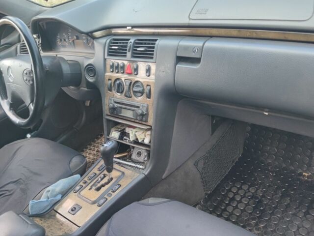 Черный Мерседес Е-Класс, объемом двигателя 0 л и пробегом 350 тыс. км за 2200 $, фото 4 на Automoto.ua