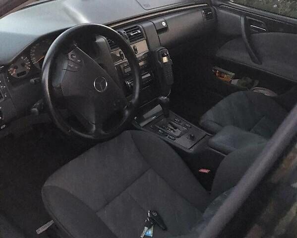 Чорний Мерседес Е-Клас, об'ємом двигуна 3.2 л та пробігом 464 тис. км за 3999 $, фото 9 на Automoto.ua