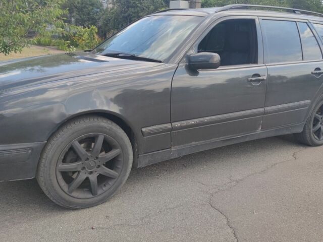 Черный Мерседес Е-Класс, объемом двигателя 0 л и пробегом 350 тыс. км за 2200 $, фото 1 на Automoto.ua