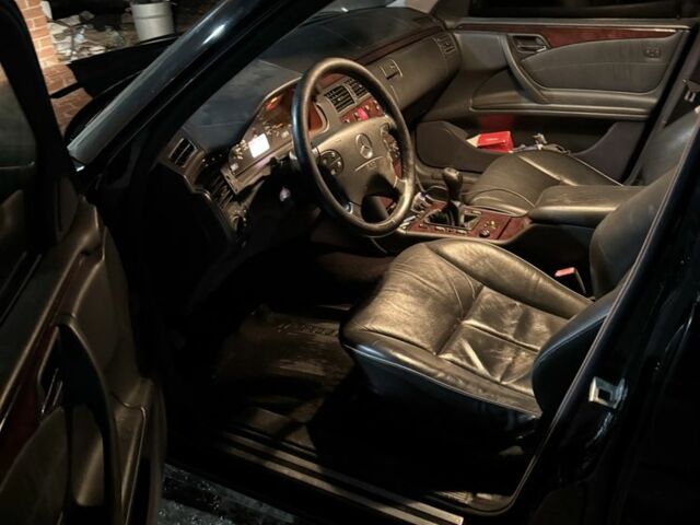 Мерседес Е-Класс 2001 в Валках на Automoto.ua Черный Мерседес Е-Класс, объемом двигателя 2.6 л и пробегом 200 тыс. км за 2400 $, фото 5 на Automoto.ua