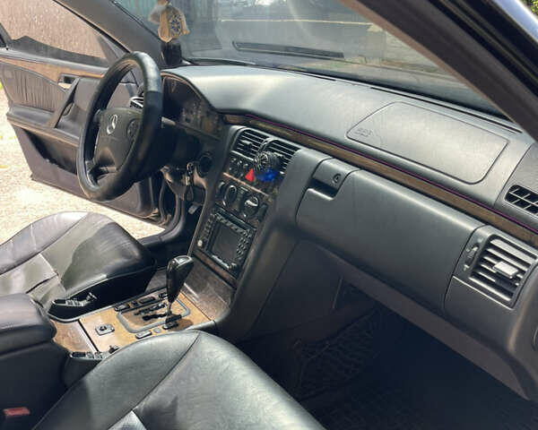 Черный Мерседес Е-Класс, объемом двигателя 2.7 л и пробегом 390 тыс. км за 3400 $, фото 10 на Automoto.ua