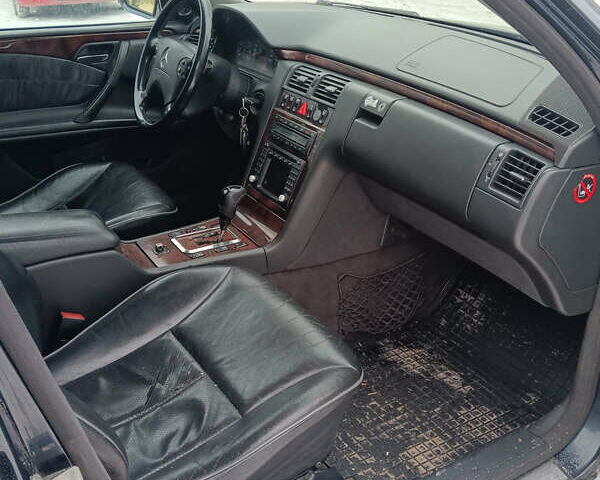 Черный Мерседес Е-Класс, объемом двигателя 3.22 л и пробегом 399 тыс. км за 3300 $, фото 13 на Automoto.ua