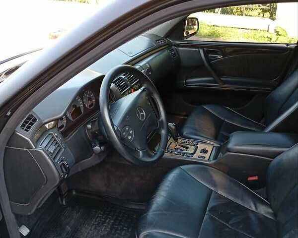 Черный Мерседес Е-Класс, объемом двигателя 3.2 л и пробегом 365 тыс. км за 6300 $, фото 7 на Automoto.ua