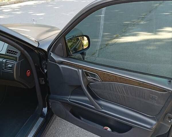 Черный Мерседес Е-Класс, объемом двигателя 3.2 л и пробегом 365 тыс. км за 6300 $, фото 3 на Automoto.ua