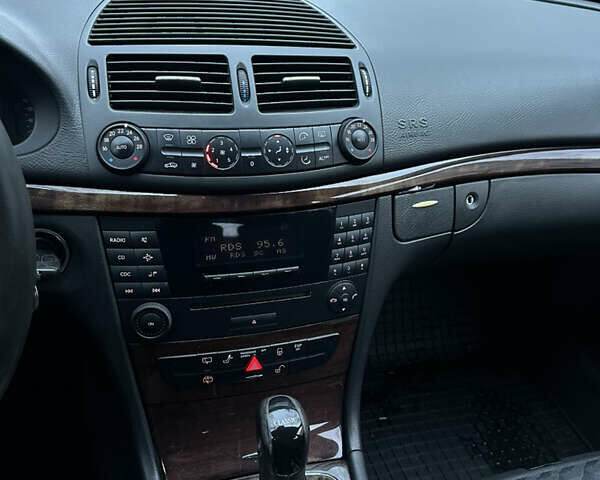 Черный Мерседес Е-Класс, объемом двигателя 2.2 л и пробегом 330 тыс. км за 5200 $, фото 11 на Automoto.ua