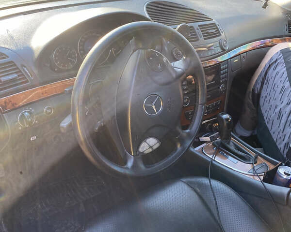 Черный Мерседес Е-Класс, объемом двигателя 3.2 л и пробегом 320 тыс. км за 5000 $, фото 2 на Automoto.ua