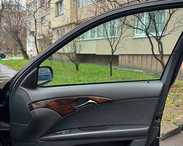 Черный Мерседес Е-Класс, объемом двигателя 2.2 л и пробегом 330 тыс. км за 5200 $, фото 18 на Automoto.ua