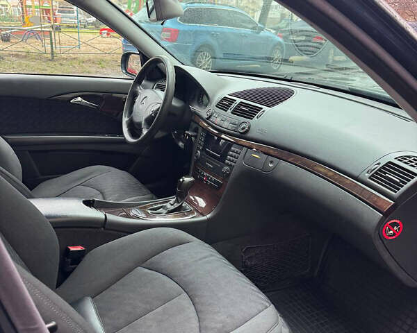 Черный Мерседес Е-Класс, объемом двигателя 2.2 л и пробегом 330 тыс. км за 5200 $, фото 19 на Automoto.ua