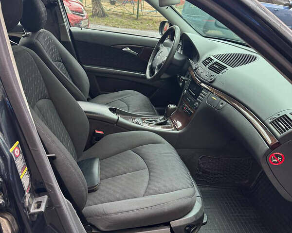 Черный Мерседес Е-Класс, объемом двигателя 2.2 л и пробегом 330 тыс. км за 5200 $, фото 12 на Automoto.ua