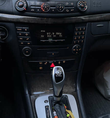 Мерседес Е-Класс 2003 в Ужгороде на Automoto.ua Черный Мерседес Е-Класс, объемом двигателя 2.6 л и пробегом 247 тыс. км за 6200 $, фото 1 на Automoto.ua