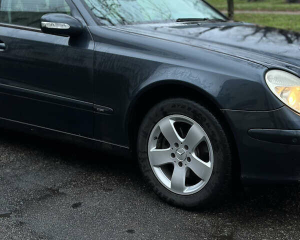 Черный Мерседес Е-Класс, объемом двигателя 2.2 л и пробегом 330 тыс. км за 5200 $, фото 7 на Automoto.ua