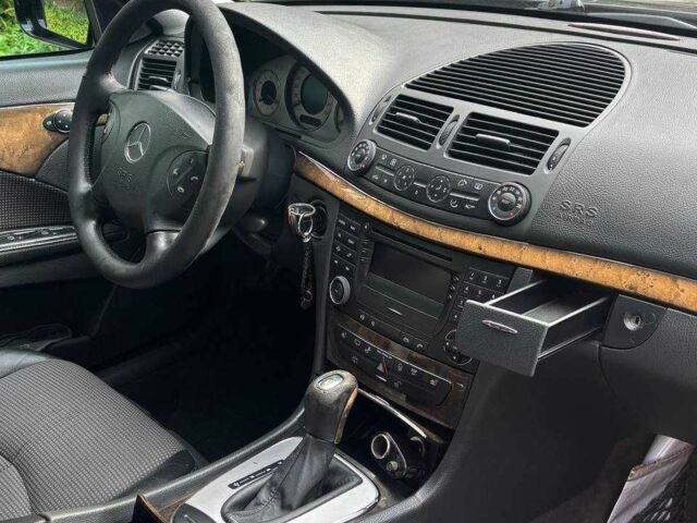 Черный Мерседес Е-Класс, объемом двигателя 3.2 л и пробегом 327 тыс. км за 8800 $, фото 12 на Automoto.ua