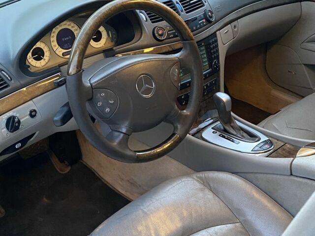 Черный Мерседес Е-Класс, объемом двигателя 3.2 л и пробегом 319 тыс. км за 3017 $, фото 17 на Automoto.ua