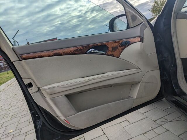 Мерседес Е-Клас 2004 у Рівному на Automoto.ua Чорний Мерседес Е-Клас, об'ємом двигуна 0 л та пробігом 300 тис. км за 2800 $, фото 4 на Automoto.ua