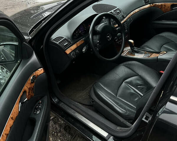 Черный Мерседес Е-Класс, объемом двигателя 3.2 л и пробегом 311 тыс. км за 3200 $, фото 2 на Automoto.ua