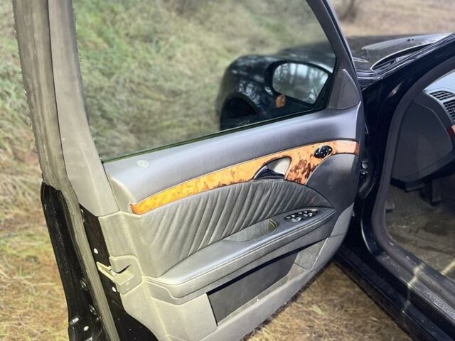 Черный Мерседес Е-Класс, объемом двигателя 3.2 л и пробегом 300 тыс. км за 2650 $, фото 11 на Automoto.ua