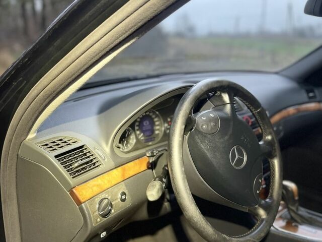 Черный Мерседес Е-Класс, объемом двигателя 3.2 л и пробегом 300 тыс. км за 2650 $, фото 13 на Automoto.ua