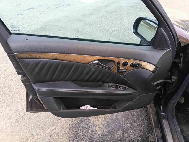 Черный Мерседес Е-Класс, объемом двигателя 2.7 л и пробегом 200 тыс. км за 1621 $, фото 7 на Automoto.ua