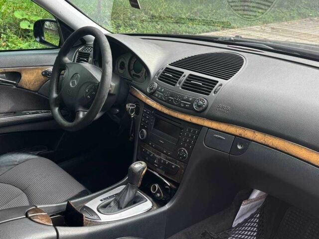 Черный Мерседес Е-Класс, объемом двигателя 3.2 л и пробегом 327 тыс. км за 8800 $, фото 17 на Automoto.ua