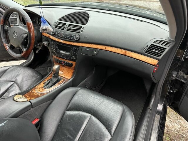 Черный Мерседес Е-Класс, объемом двигателя 3.2 л и пробегом 280 тыс. км за 3600 $, фото 6 на Automoto.ua