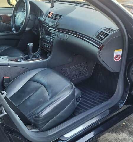 Черный Мерседес Е-Класс, объемом двигателя 2.2 л и пробегом 443 тыс. км за 2900 $, фото 5 на Automoto.ua